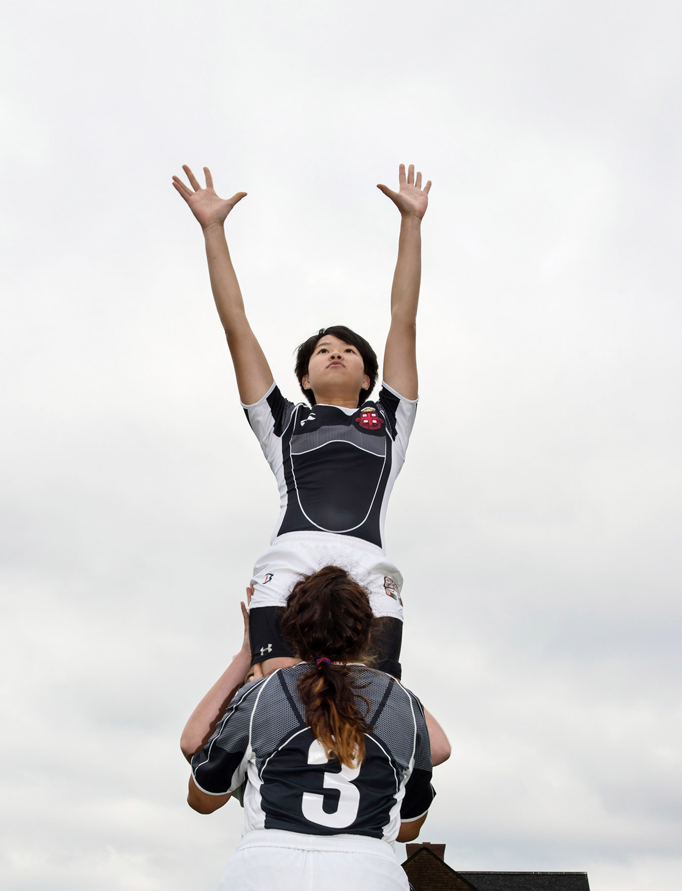 glorious rugby alejandra carles tolra girl being lifted into the air to catch ball
